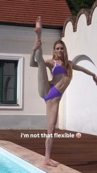 Teen Avva Ballerina show her legs