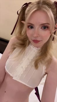 PeachMilky cosplay model